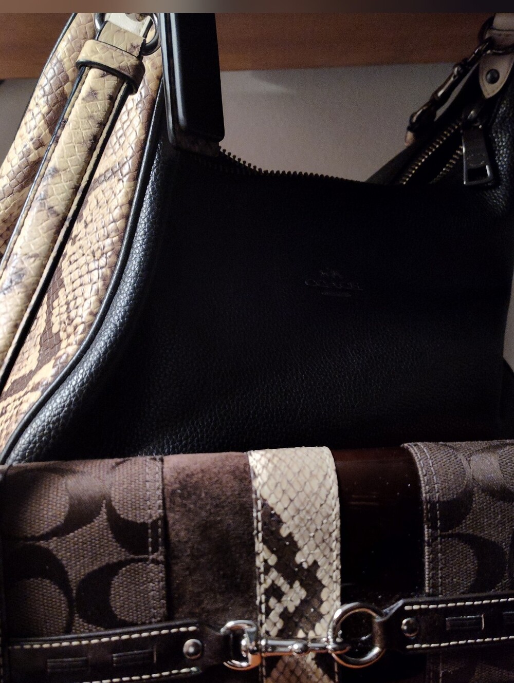 Coach Black Leather Shoulder Bag with Snake-Print Trim And Wallet - Picture 9 of 15